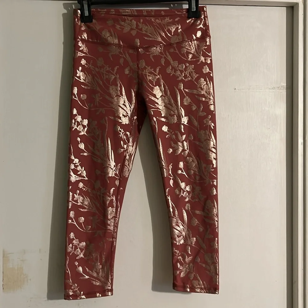 17- NWOT Fabletics High Waist PowerHold Rose Gold Floral Foil Print Leggings XS - Picture 2 of 4